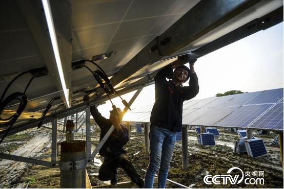 　　近年来，新余市启动光伏发电应用专项规划，加大能源供给侧改革，因地制宜发展&ldquo;渔光互补&rdquo;、&ldquo;农光互补&rdquo;和&ldquo;林光互补&rdquo;模式光伏发电项目。（记者 袁育堃 周亮摄）