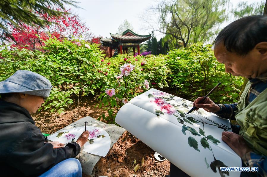 LUOYANG, April 2, 2016 (Xinhua) -- People paint during the Peony Cultural Festival in Luoyang, central China
