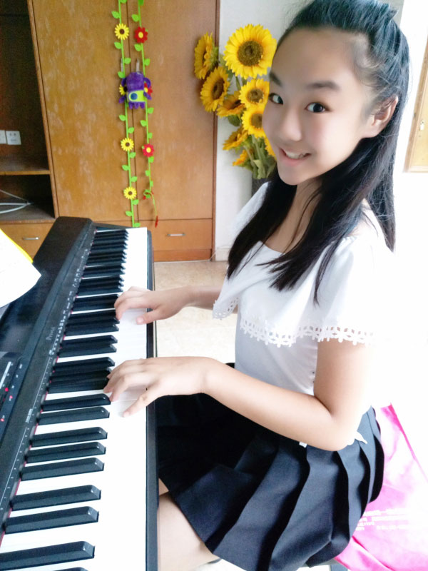 假期生活中的我，每天练钢琴。我乐在其中。