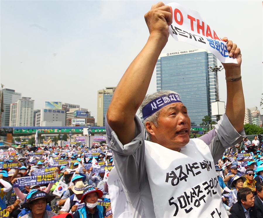 A man from Seongju county holds a banner to protest against the deployment of the Terminal High Altitude Area Defense (THAAD), during a rally in Seoul, capital of South Korea, on July 21, 2016. More than 2,000 people from Seongju county, where one THAAD battery will be deployed, gathered at a square in Seoul for a rally on Thursday, to protest against the deployment of THAAD. (Xinhua/Yao Qilin)