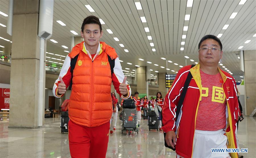 Chinese swimming athlete Sun Yang (L) arrives at the Galeao International Airport in Rio de Janeiro, Brazil, on July 31, 2016. The members of Chinese national swimming team arrived at Rio de Janeiro on Sunday. (Xinhua/Cao Can) 