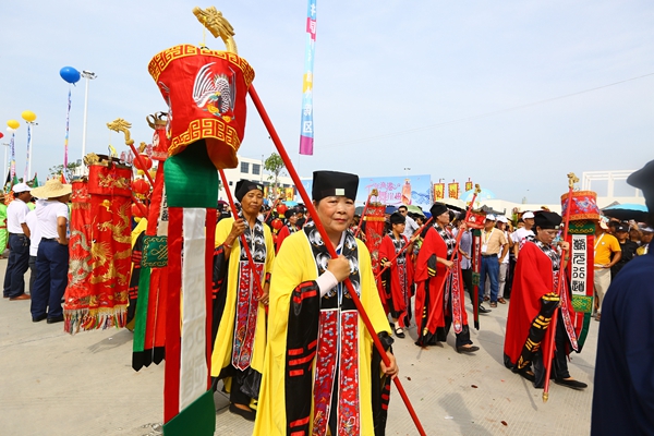 A traditional ceremony is held to celebrate the opening of the port at Yazhou, about 50 kilometers west of Sanya in Hainan province, Aug 1, 2016.