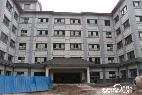 　　逸夫小学新建的仿古样式的教学楼，目前正在进行内装饰。