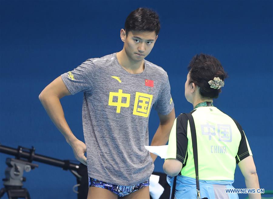 Chinese swimming athlete Ning Zetao (L) communicates with his coach during a training session at the Olympic Aquatic Stadium in Rio de Janeiro, Brazil, on Aug. 1, 2016. (Xinhua/Ding Xu) 