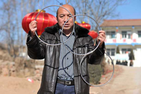 　　山西省武乡县李峪村村委书记王竹红正在进行魔术表演。图片来源：新华网