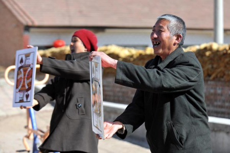 　　山西省武乡县李峪村村民正在进行魔术表演。图片来源：新华网