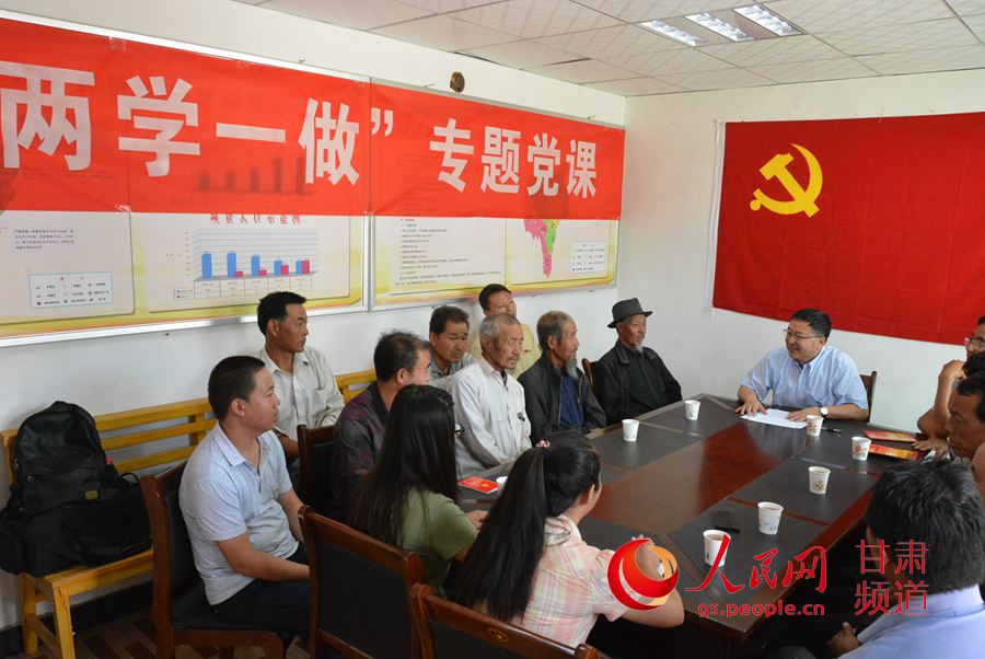 杨红心为韦家营村党员上党课（刘海天 摄）