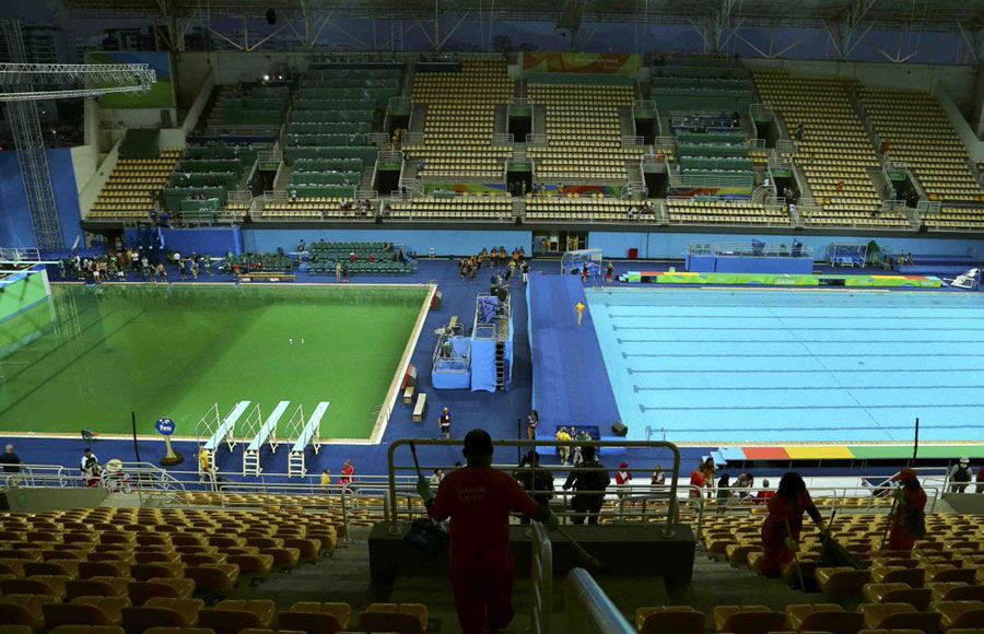 Photo taken on August 9, 2016 shows the green water in the diving pool of the Rio Olympic Games. [Photo: huanqiu.com]