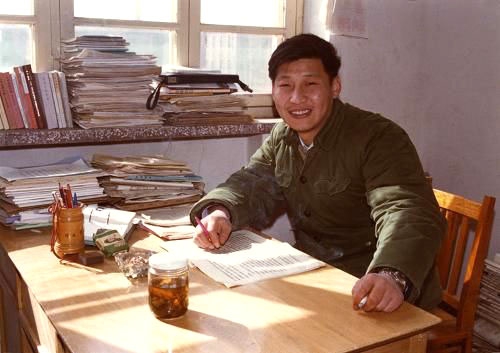 1983年，在河北正定办公室里的习近平。