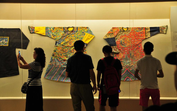 Eight types of handicrafts in particular such as jade carving and cloisonne have been identified as the "Eight Marvelous Handicrafts of Beijing". 
