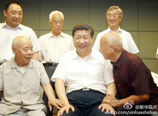   　　2013年7月11日，习近平在正定看望30多年前在一个班子一起工作的老同事。（图片来源：新华视点）
