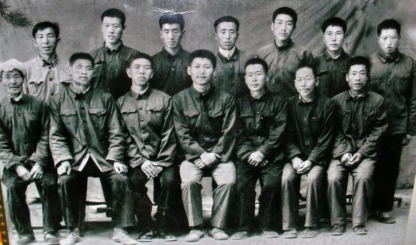 1975年在送习近平上大学时，梁家河村民和习近平的合影（前排中为习近平）。（资料图）