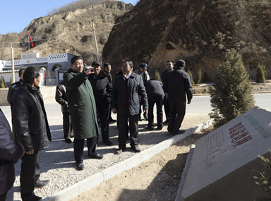 2015年，习近平赴陕西考察调研，首站前往延安市延川县梁家河村。（图片来源：新华网）