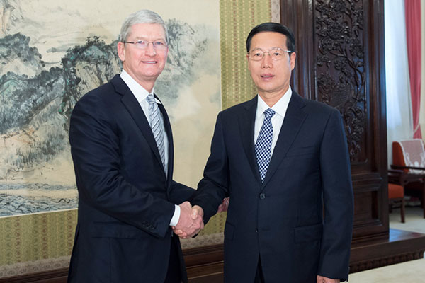 Vice-Premier Zhang Gaoli meets Apple CEO Tim Cook on Aug 16 in Beijing.[Photo/Xinhua]