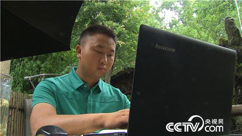 “鳄鱼疯子”把鳄鱼变乖 年赚百万