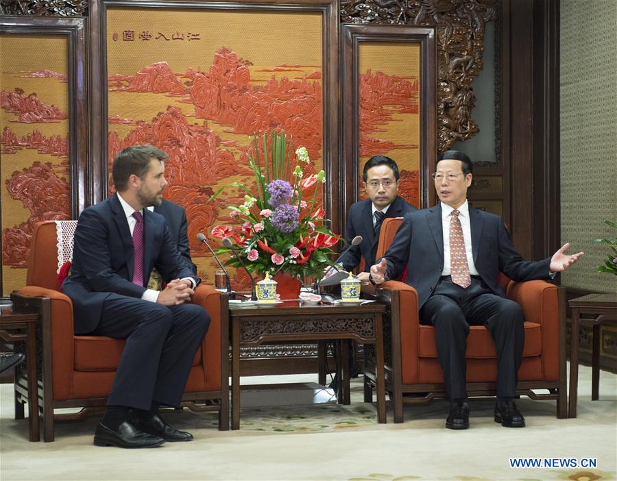 Chinese Vice Premier Zhang Gaoli (R) meets with Brian Deese, senior advisor to U.S. President Barack Obama, in Beijing, capital of China, Aug. 24, 2016.
