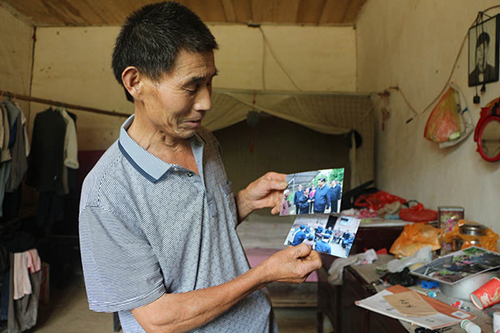 陈泽申珍藏着跟总书记握手、座谈的照片