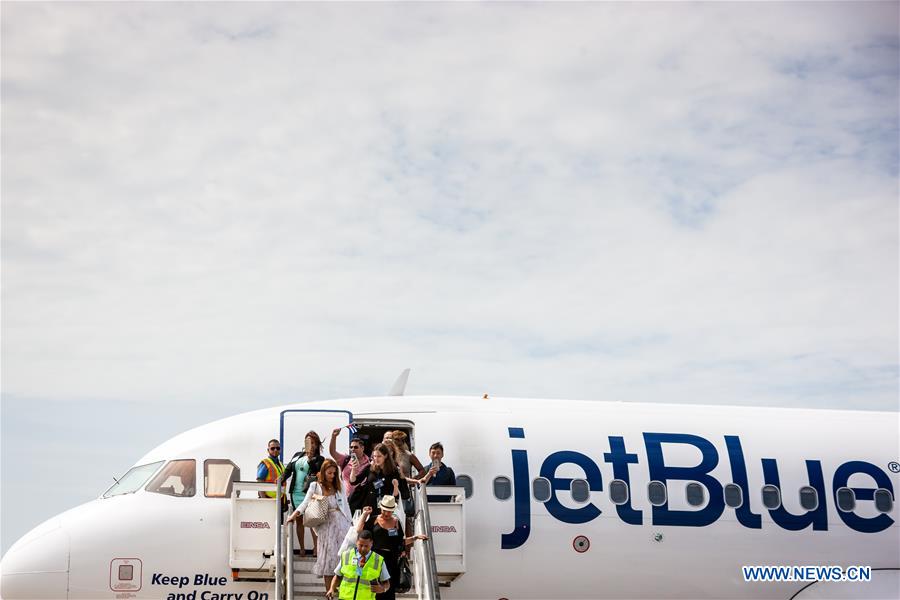 Passengers step down from the first commercial flight from U.S., at the Abel Santamaria International Airport in the central Cuban city of Santa Clara, Aug. 31, 2016. The first regular direct commercial flight from the United States arrived in the central Cuban city of Santa Clara on Wednesday morning, marking an important new step in thawing ties between the former Cold War foes. (Xinhua/Liu Bin)