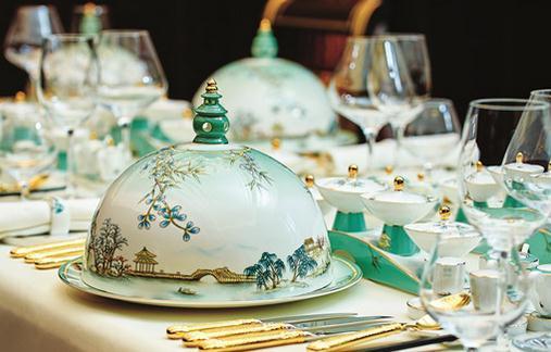 Soft yet solid strokes of traditional Chinese brushwork depict Hangzhou against an emerald green undertone. The design team also took table settings into account.