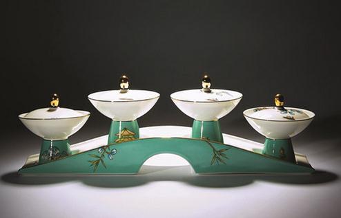 And while Zhang Yimou was busy prepping performers for the G20 Summit opening gala in Hangzhou, a design team was also very busy in creating the tableware for the welcome banquet.