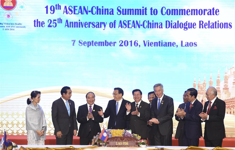 Chinese Premier Li Keqiang (4th L), Laotian Prime Minister Thongloun Sisoulith (5th L) and Singaporean Prime Minister Lee Hsien Loong (4th R) cut a commemorative cake as they attend a ceremony to commemorate the 25th anniversary of the establishment of China-ASEAN dialogue relations, in Vientiane, Laos, Sept. 7, 2016. (Xinhua/Gao Jie)