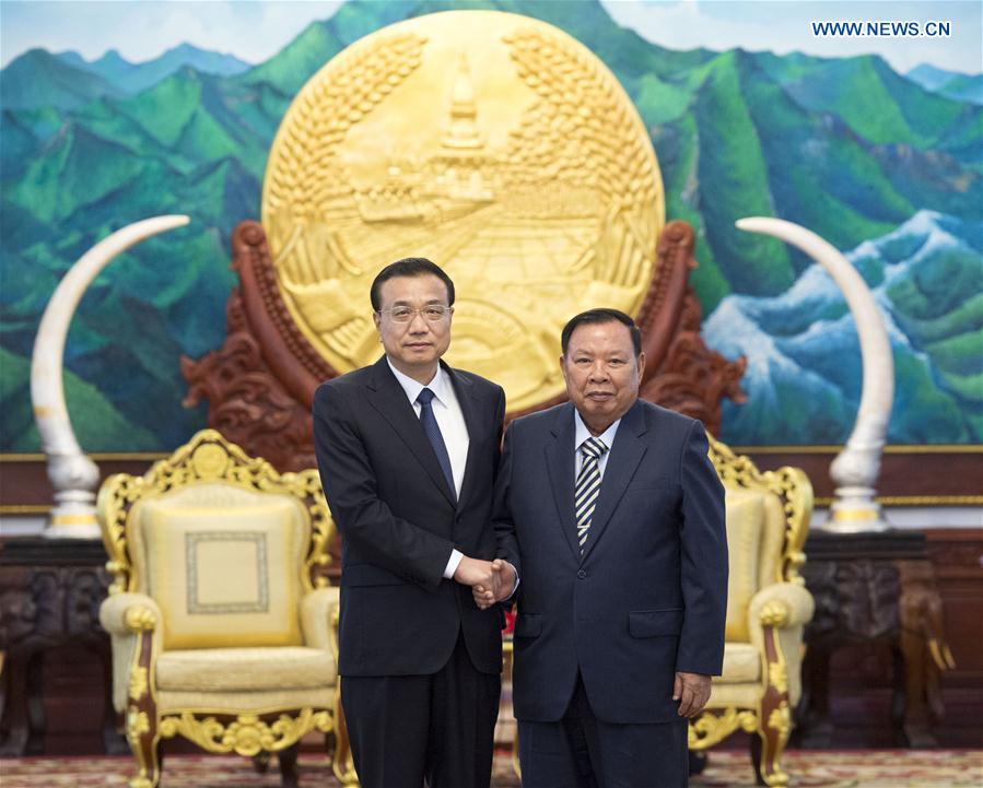 Chinese Premier Li Keqiang (L) meets with Laotian President Bounnhang Vorachit in Vientiane, Laos, Sept. 8, 2016. (Xinhua/Wang Ye)