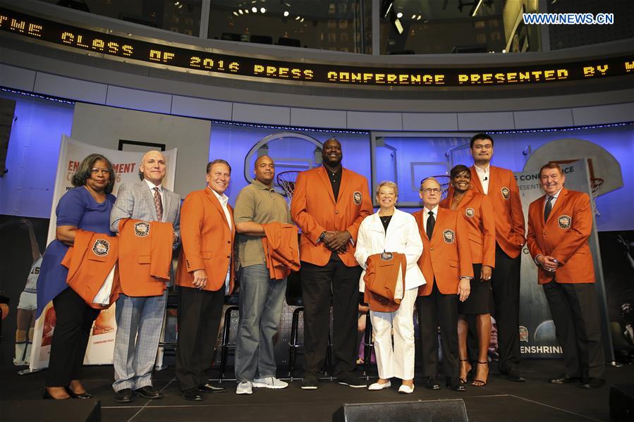 Inductees of the 2016 Hall of Fame, or their representatives, and Jerry Colangelo pose for a group photo during a press conference at the Naismith Memorial Basketball Hall of Fame, Sept. 8, 2016. Chinese basketball star Yao Ming and his Class of 2016 Hall of Fame made their debut Thursday with orange inductee jackets for the upcoming Enshrinement Ceremony here. The enshrinement ceremony will be held on Sept. 9, 2016. (Xinhua/Wang Ying)