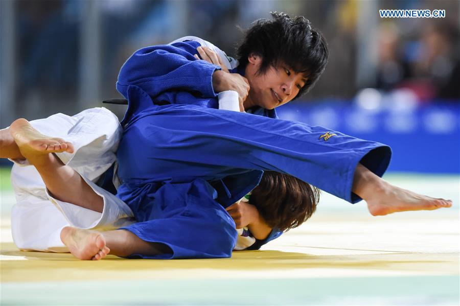 Li Liqing (top) of China competes with Carmen Brussig of German during the Women