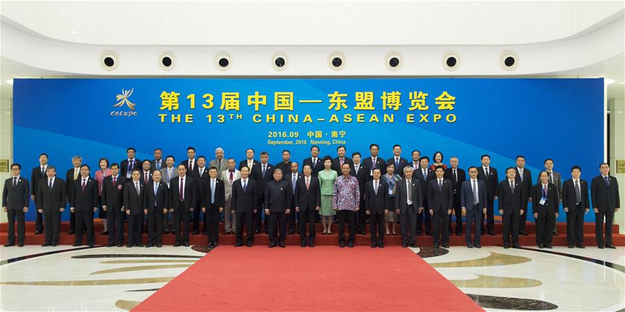 Chinese Vice Premier Zhang Gaoli poses for a group photo with participants who are here to attend China-ASEAN Information Harbor Forum, in Nanning, capital of south China