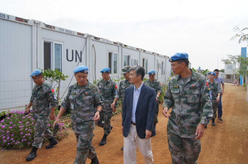 Ambassador He Xiangdong visits Chinese peacekeepers in South Sudan