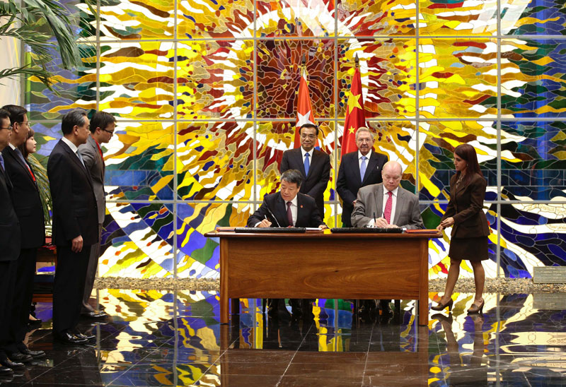 Chinese Premier Li Keqiang and Cuban President Raul Castro attend a signing ceremony for the cooperation agreements between China and Cuba, at the Palace of the Revolution in Havana on Saturday September 25, 2016.  [Photo: Xinhua] 