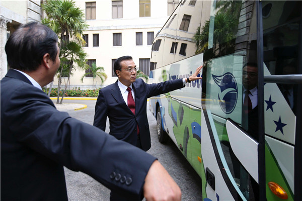 Li Keqiang has highlighted the importance of maintaining the quality of exports to Cuba by riding a China-made bus in the capital Havana.