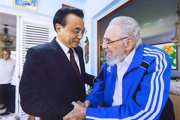 Chinese Premier Li Keqiang visited Cuban revolutionary leader Fidel Castro here Sunday and the two exchanged views on bilateral ties, world peace, regional hotspot issues, food security and a wide range of other issues of common concern.