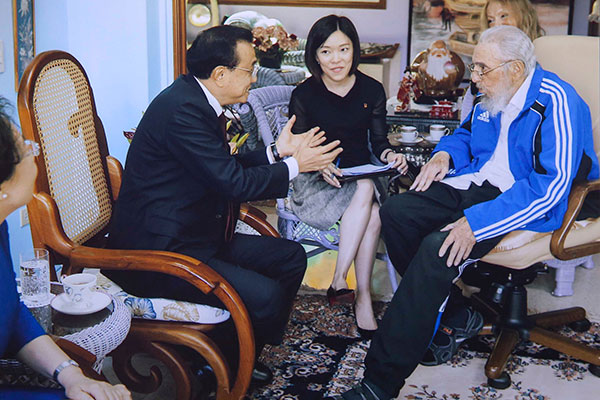Chinese Premier Li Keqiang visited Cuban revolutionary leader Fidel Castro here Sunday and the two exchanged views on bilateral ties, world peace, regional hotspot issues, food security and a wide range of other issues of common concern.