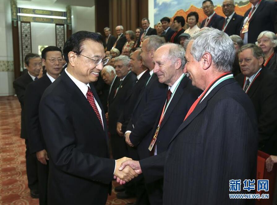 Chinese Premier Li Keqiang has met the 2016 Friendship Award recipients and their families.