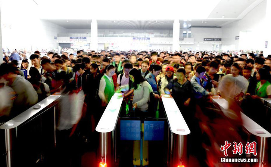 Many local train stations, including North China&rsquo;s Taiyuan, sees huge number of passengers on the first day of the seven-day National Day Holiday, with the total number of passenger flow reaching 110 million. [Photo/Chinanews.com]