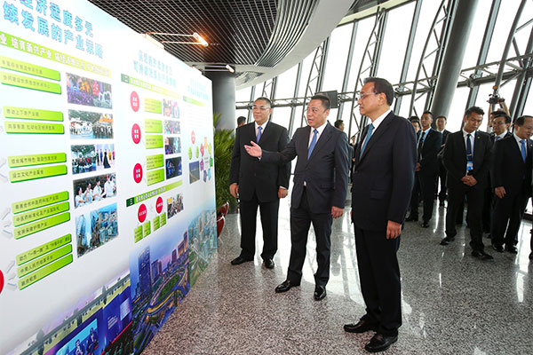 Premier Li Keqiang, first from right, climbs to the top of Macao Tower on Oct 10 accompanied by Macao&rsquo;s Chief Executive Chui Sai On, first from left. [Photo/provided to chinadaily.com.cn]