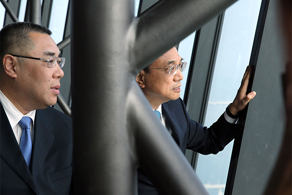 Premier Li Keqiang, right, climbs to the top of Macao Tower on Oct 10 accompanied by Macao&rsquo;s Chief Executive Chui Sai On, left. [Photo/provided to chinadaily.com.cn]