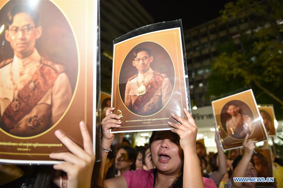 People mourn for the death of Thai King Bhumibol Adulyadej outside Siriraj Hospital in Bangkok, capital of Thailand, on Oct. 13, 2016. Thai King Bhumibol Adulyadej has died at the age of 88, the Bureau of Royal Household said on Thursday. (Xinhua/Li Mangmang)