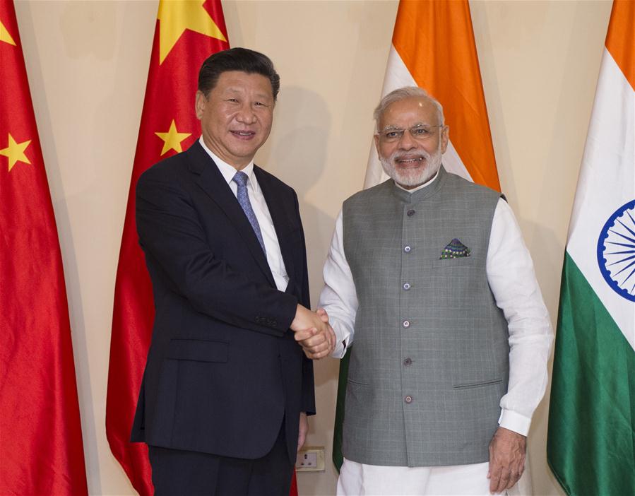 Chinese President Xi Jinping (L) meets with Indian Prime Minister Narendra Modi in the western Indian state of Goa, Oct. 15, 2016. (Xinhua/Xie Huanchi) 