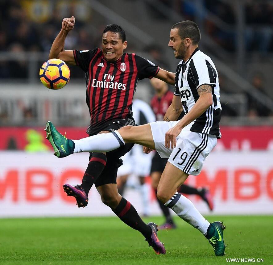 Carlos Bacca (L) of AC Milan vies with Leonardo Bonucci of Juventus during the Italian Serie A football match between AC Milan and Juventus in Milan, Italy, Oct. 22, 2016. AC Milan won 1-0. (Xinhua/Alberto Lingria)