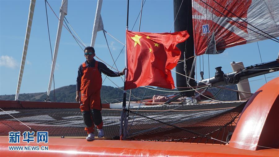 Chinese mariner Guo Chuan sets sail of his trimaran in San Francisco, US on Oct 18, 2016, aiming to set a new solo non-stop trans-Pacific sailing world record from San Francisco to Shanghai.(Photo/Xinhua)