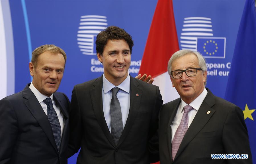 European Council President Donald Tusk (L), European Commission President Jean-Claude Juncker (R) and Canadian Prime Minister Justin Trudeau pose for photos at EU-Canada Summit to sign the Comprehensive Economic and Trade Agreement (CETA) in Brussels, Belgium, Oct. 30, 2016. (Xinhua/Ye Pingfan)