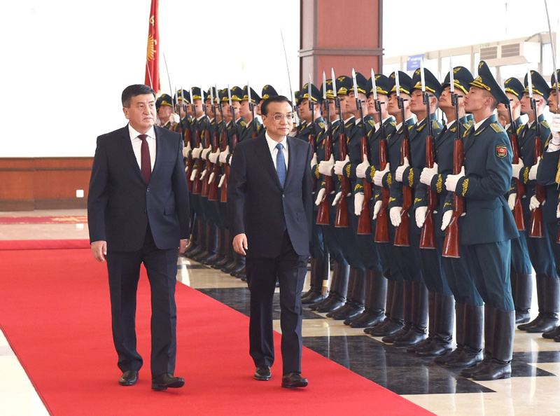 Chinese Premier Li Keqiang attends a welcoming ceremony held by Kyrgyzstan PM Zheenbekov. A military band plays the national anthems of both countries as Premier Li reviewes the guard of honor accompanied by Zheenbekov. [Photo: gov.cn]