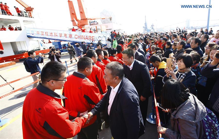 Team members of research vessel and icebreaker Xuelong (Snow Dragon) say goodbye at a Shanghai dock, east China, Nov. 2, 2016. China launched its 33rd Antarctic expedition when Xuelong left a Shanghai dock Wednesday morning. (Xinhua/Fang Zhe)