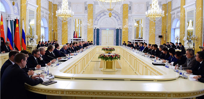 Premier Li Keqiang and Russian Prime Minister Dmitry Medvedev co-chair the 21st China-Russia Prime Ministers&rsquo; Regular Meeting in St. Petersburg, Russia on Nov 7. [Photo: english.gov.cn]         