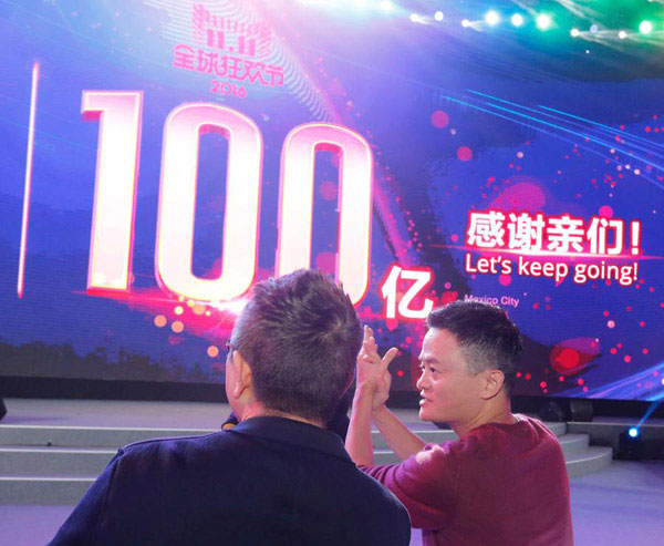 Jack Ma (right) applauds as a giant screen shows the remarkable sale volume that indicates Alibaba&rsquo;s sales has passed 10 billion yuan ($1.47 billion) within seven minutes of the start of China