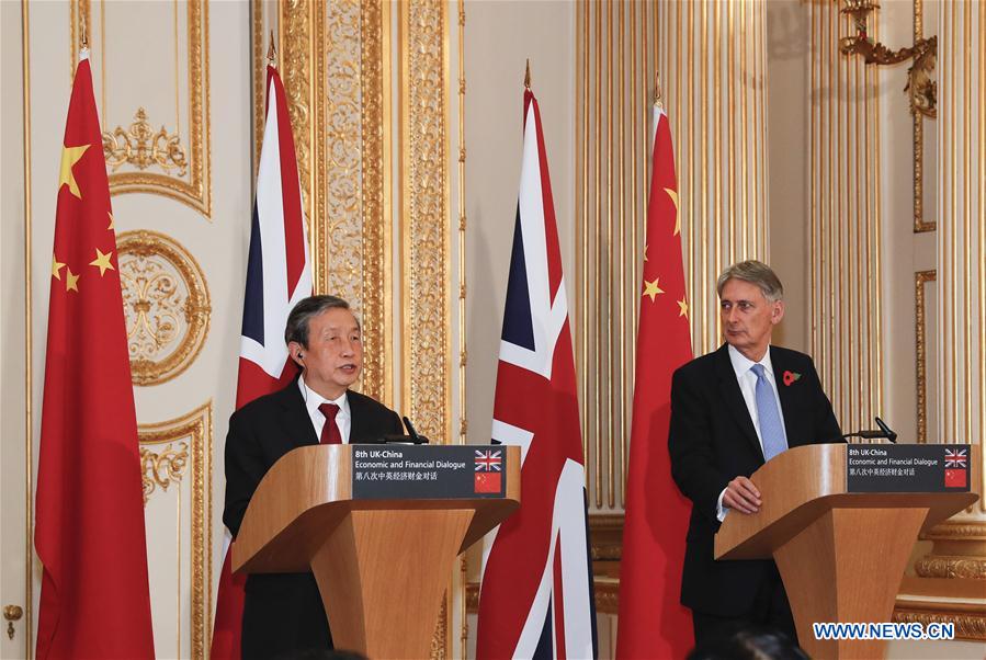 Chinese Vice Premier Ma Kai (L) holds a joint press conference with British Chancellor of the Exchequer Philip Hammond after the eighth China-Britain Economic and Financial Dialogue in London, Nov. 10, 2016. (Xinhua/Han Yan)