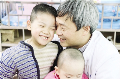 This is Song Zhaopu, a doctor of Traditional Chinese Medicine at Jingeng Hospital in Ruzhou, Henan province. Since 2009, he has treated nearly 3,000 orphans with cerebral palsy. 800 of them recovered and were adopted by families both in China and abroad.
