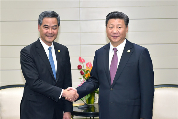 President Xi met with Leung Chun-ying, chief executive of the Hong Kong Special Administrative Region, on the sidelines of the APEC Economic Leaders